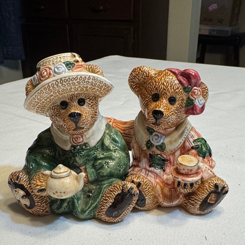 NEW 1997 Boyd’s Bears Bearware Salt & Pepper shakers.